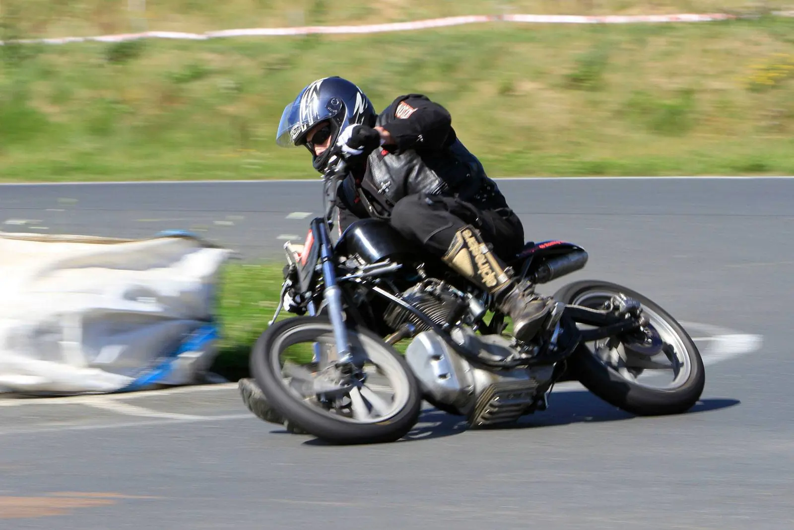 Renn-AWO Supermoto in Schräglage